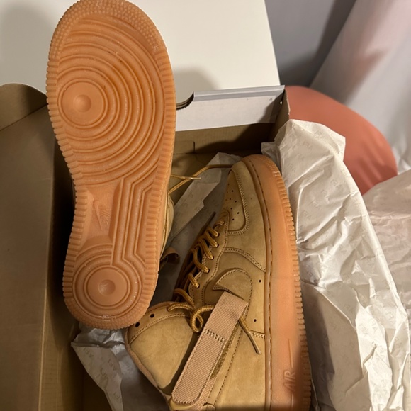 Air Force 1 high LV8 Grade School - Picture 2 of 3